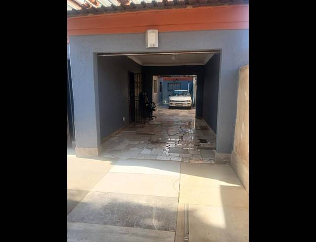 3 BEDROOM HOUSE FOR SALE IN SIMUNYE